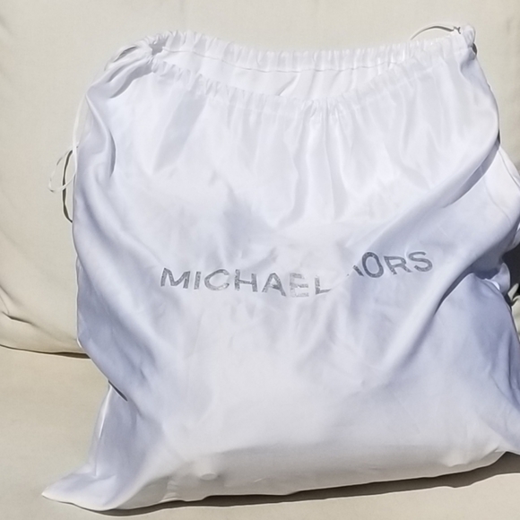 Michael Kors Large Marina Metallic Bag - Picture 2 of 13